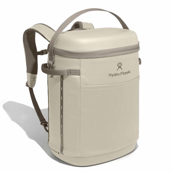 carryouttm-backpack-22-l-u6 18pco114-carryout-backpack-22l-oat-angled_1.jpg