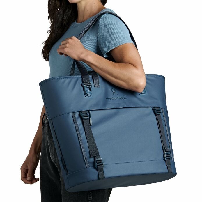 carryouttm-soft-cooler-tote-30-l-y7 250815_hydro_s26_hb_14614_2.jpg