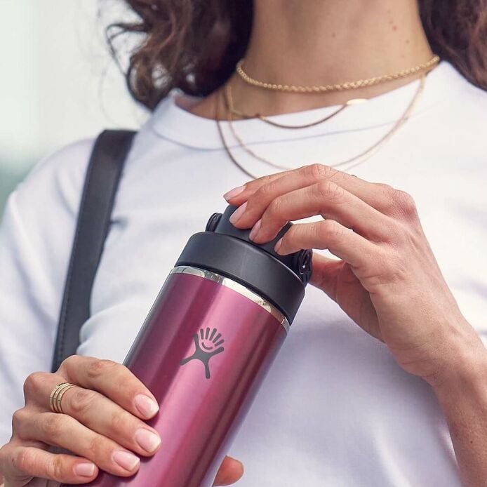 32-oz-lightweight-chug-cap-bottle-q9 hf_s26_lightweight_mcinnis_5123_1_8.jpg