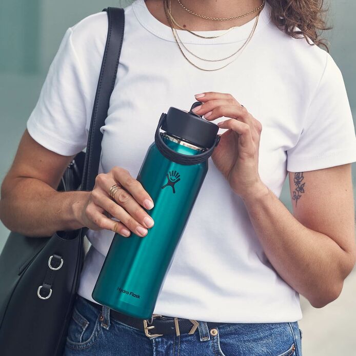 32-oz-lightweight-flex-straw-bottle-j0 hf_s26_lightweight_mcinnis_5167_2_3.jpg