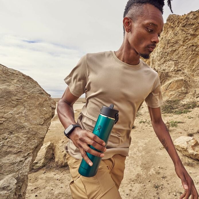 24-oz-lightweight-flex-straw-bottle-w8 hf_s26_lightweight_mcinnis_6828_4.jpg